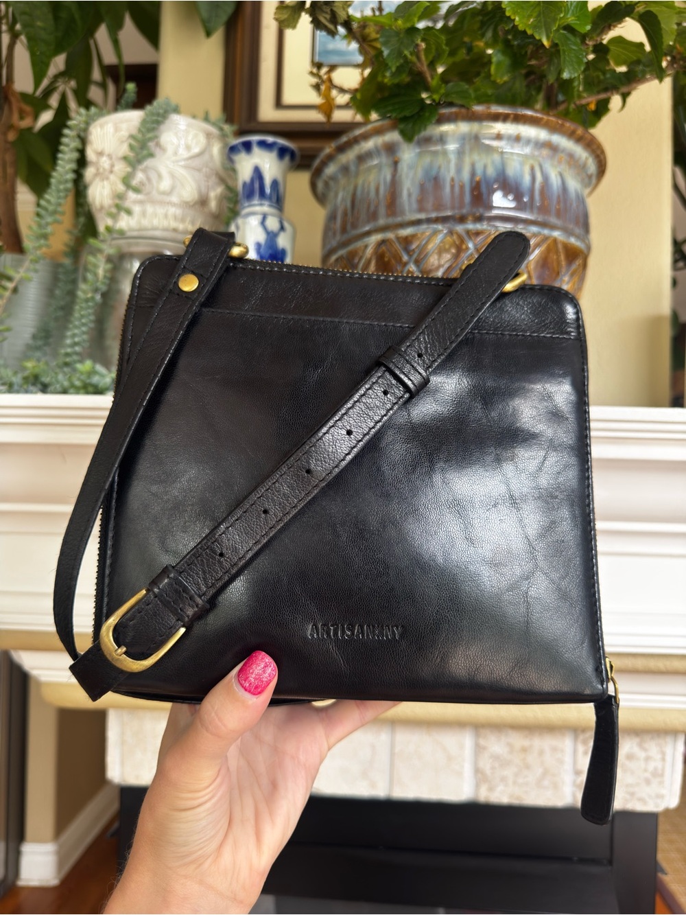 Artisan NY Black Leather Vintage Style Travel Messenger Crossbody‎ B